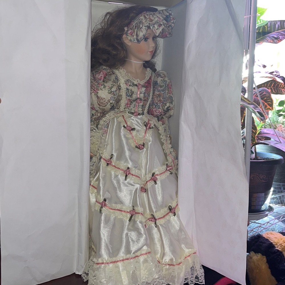 Samantha Collection Porcelain Doll a Beautiful doll - Picture 8 of 11